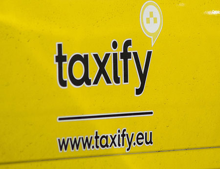 Szervezett bűnözői körök biztosítják az autókat és a sofőröket a budapesti taxis társaságoknak?