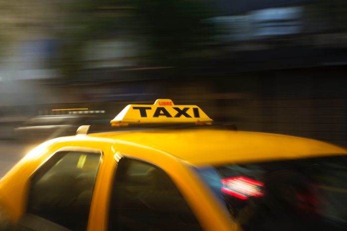 A járvány miatt óriási bajban vannak itthon a taxisok – Vannak, akik tavasz óta munkanélküliek