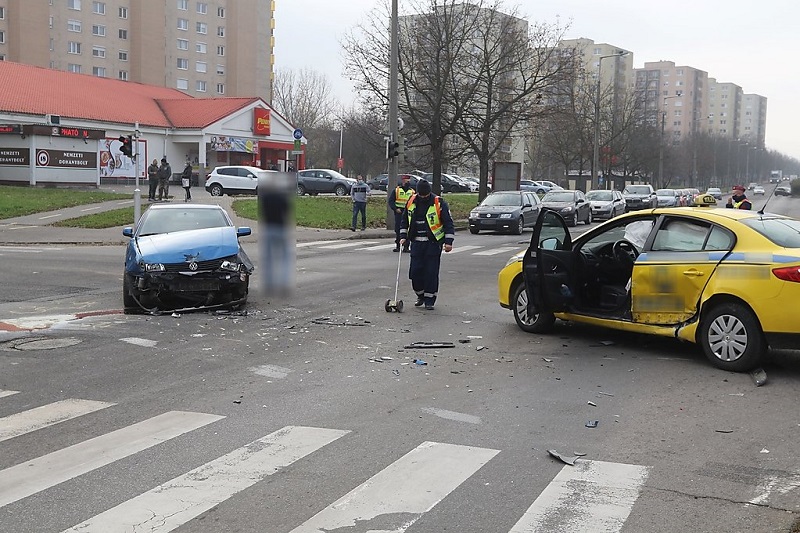 Taxinak ütközött a piroson áthajtó Volkswagen Miskolcon