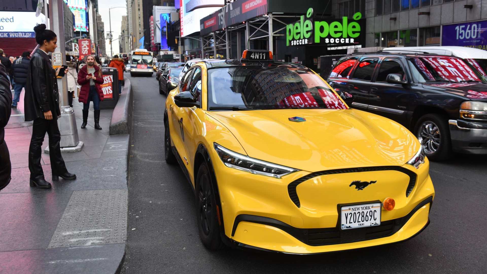 Megjelentek az első Ford Mustang Mach-E taxik New York utcáin