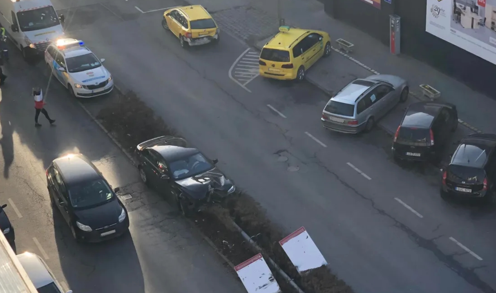 BMW lebombázta a parkoló Suzukit, az előtte haladó taxit, majd oszlopot döntött Angyalföldön