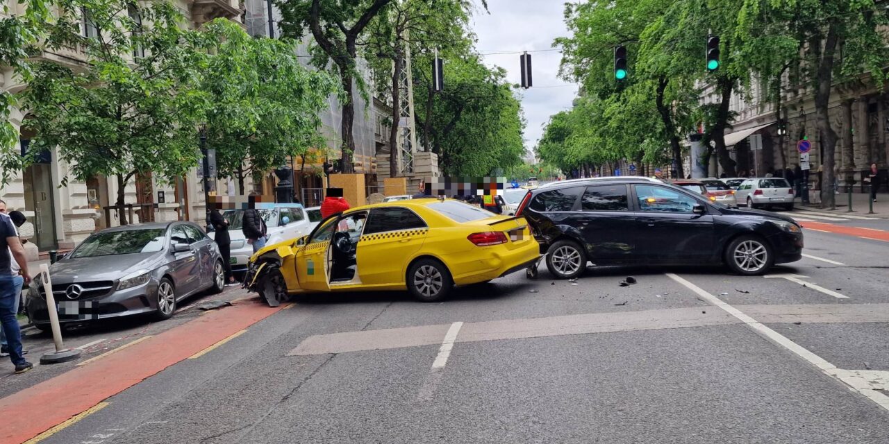 Elbambult a taxisofőr és pillanatok alatt megtörtént a baj – négy autó ütközött össze a budapesti Andrássy úton